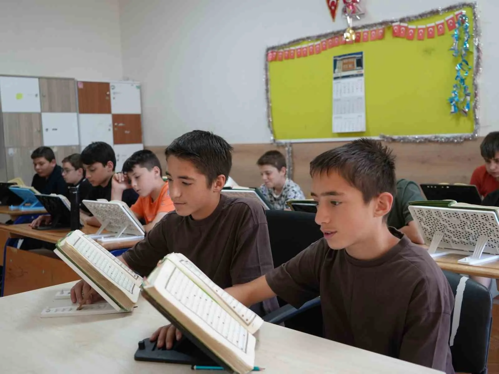 13 yaşındaki ikiz kardeşler birlikte Kur’an-ı Kerim’i ezberleyerek hafız oldu