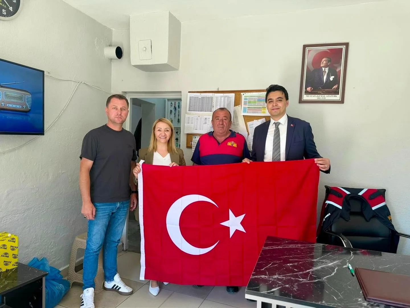 15 Temmuz öncesi esnafa Türk bayrağı dağıtıldı