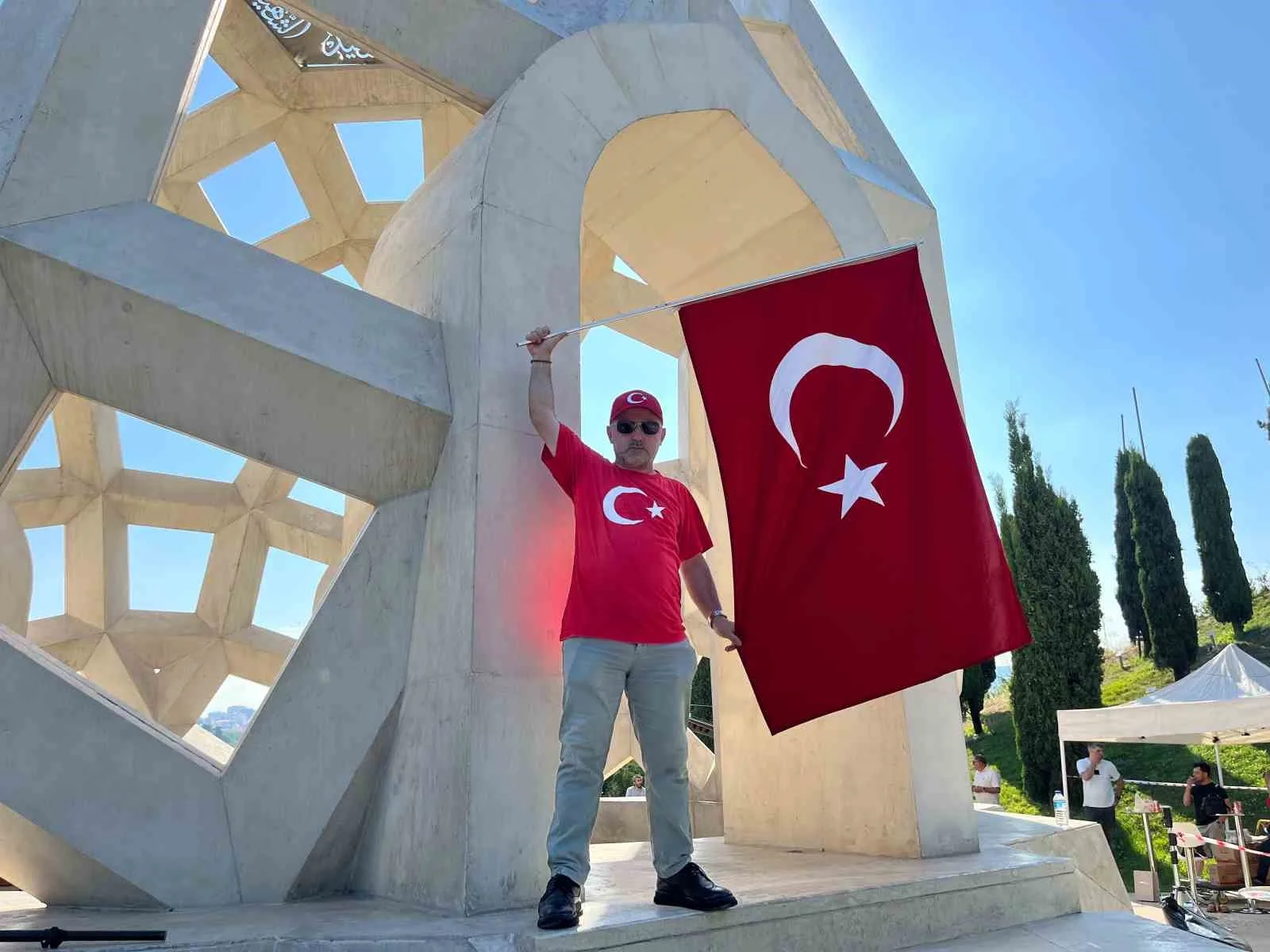 15 Temmuz’un 10’uncu yılında Şehitler Makamı’na ziyaretçi akını: "İslamda ölüm ve cuma dışında okunan sela birlik ve beraberlik çağrıdır"