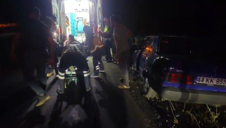 Malatya’da lastiği patlayan otomobil refüje çarptı: 1 yaralı