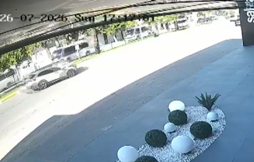 Antalya’da ani manevra kazayı beraberinde getirdi: 3 yaralı