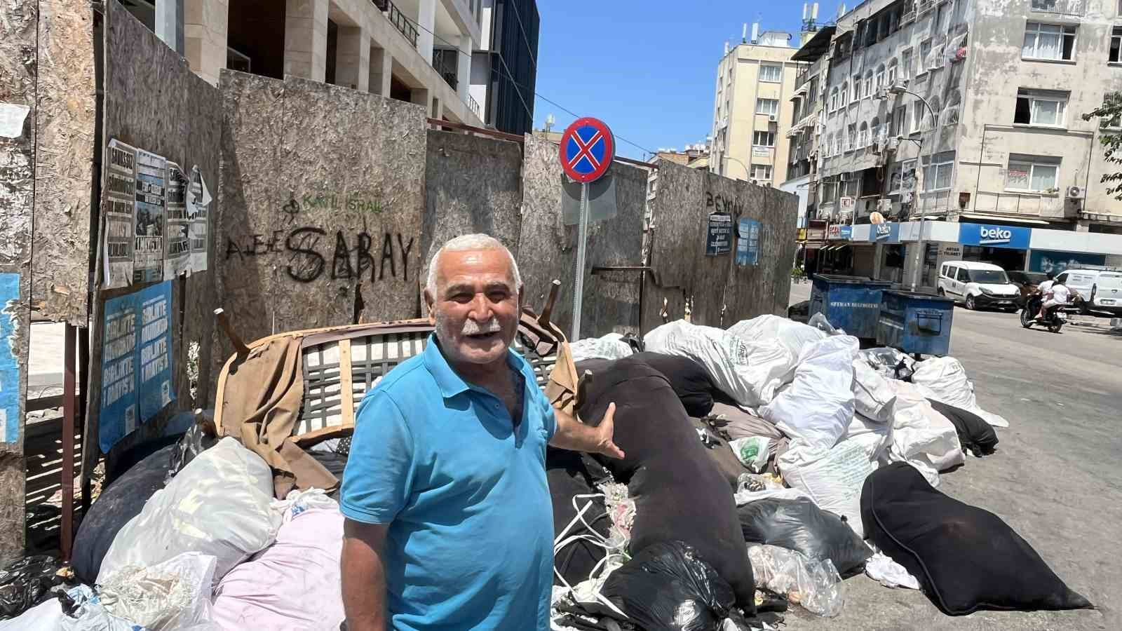 Seyhan’da çöp konteynerleri taştı, cadde ve sokaklar çöple doldu