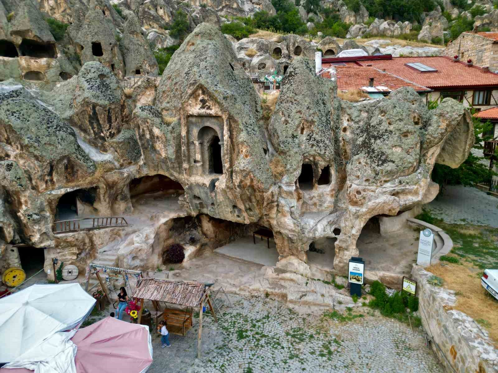 3 bin yıllık Frig Vadisi yaz sezonunda ziyaretçi akınına uğruyor
