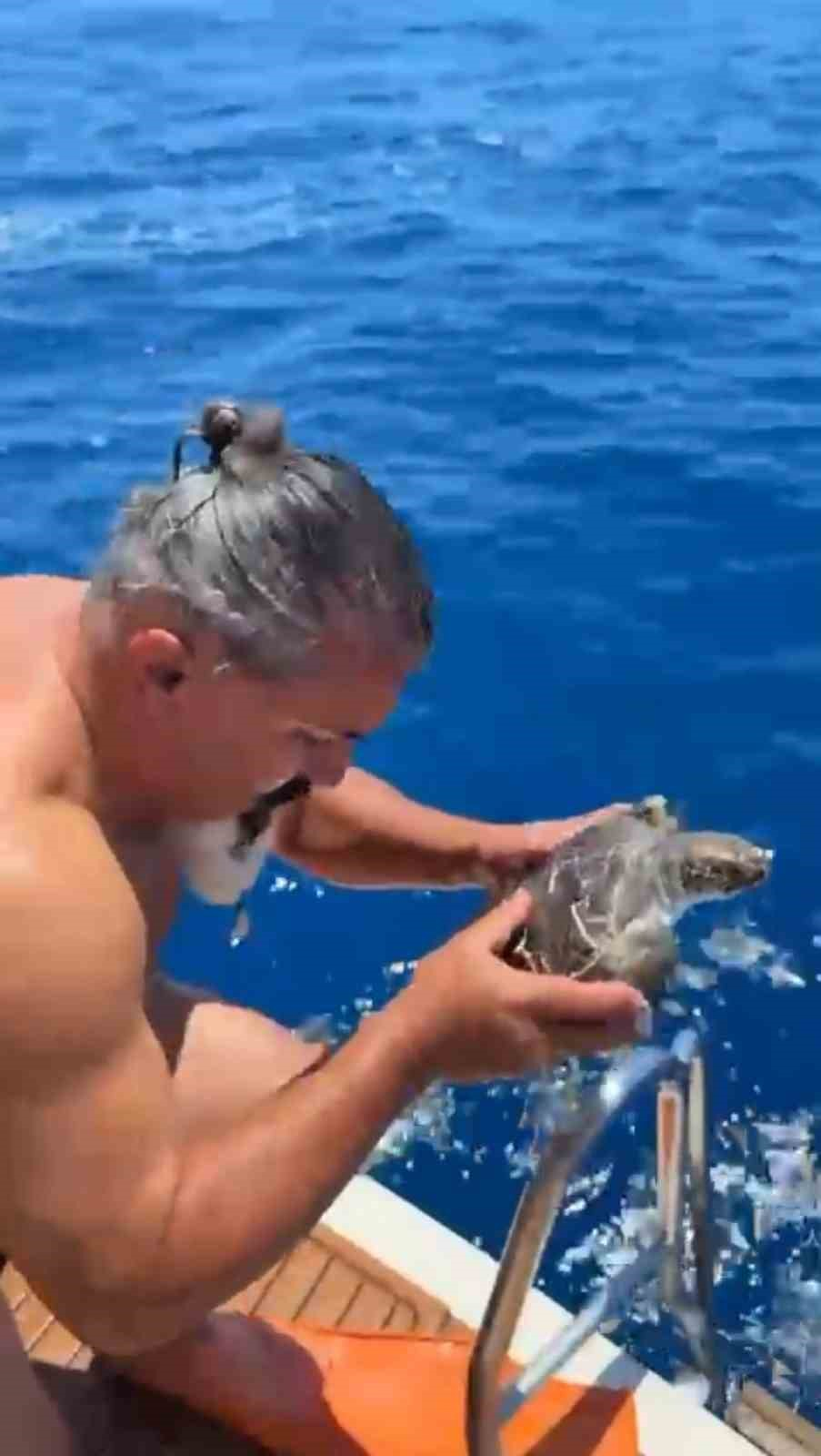Alanya’da çuvala dolanan caretta carettayı tur teknesi kaptanı kurtardı