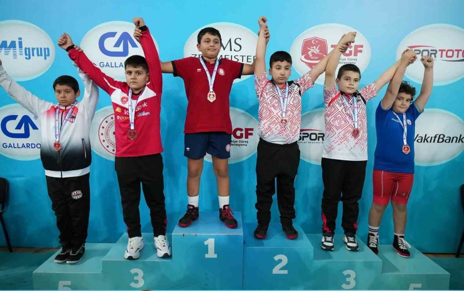 Kuşadalı minik güreşçiler şampiyonadan başarıyla döndü