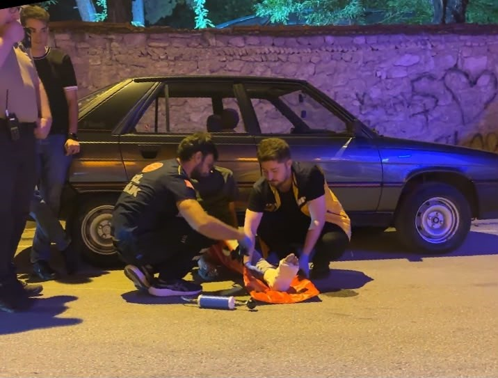 Alkollü sürücü ayağı alçılı halde motosiklet kullandı, park halindeki otomobillere çarptı