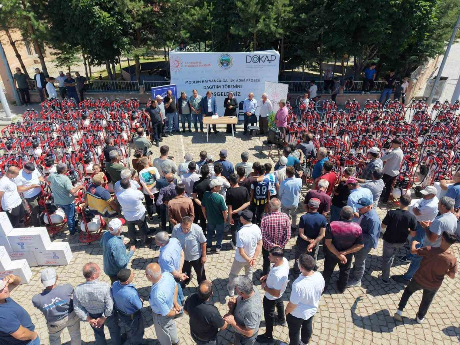 Gökçedere’de 250 işletmeye makine ve ekipman dağıtıldı