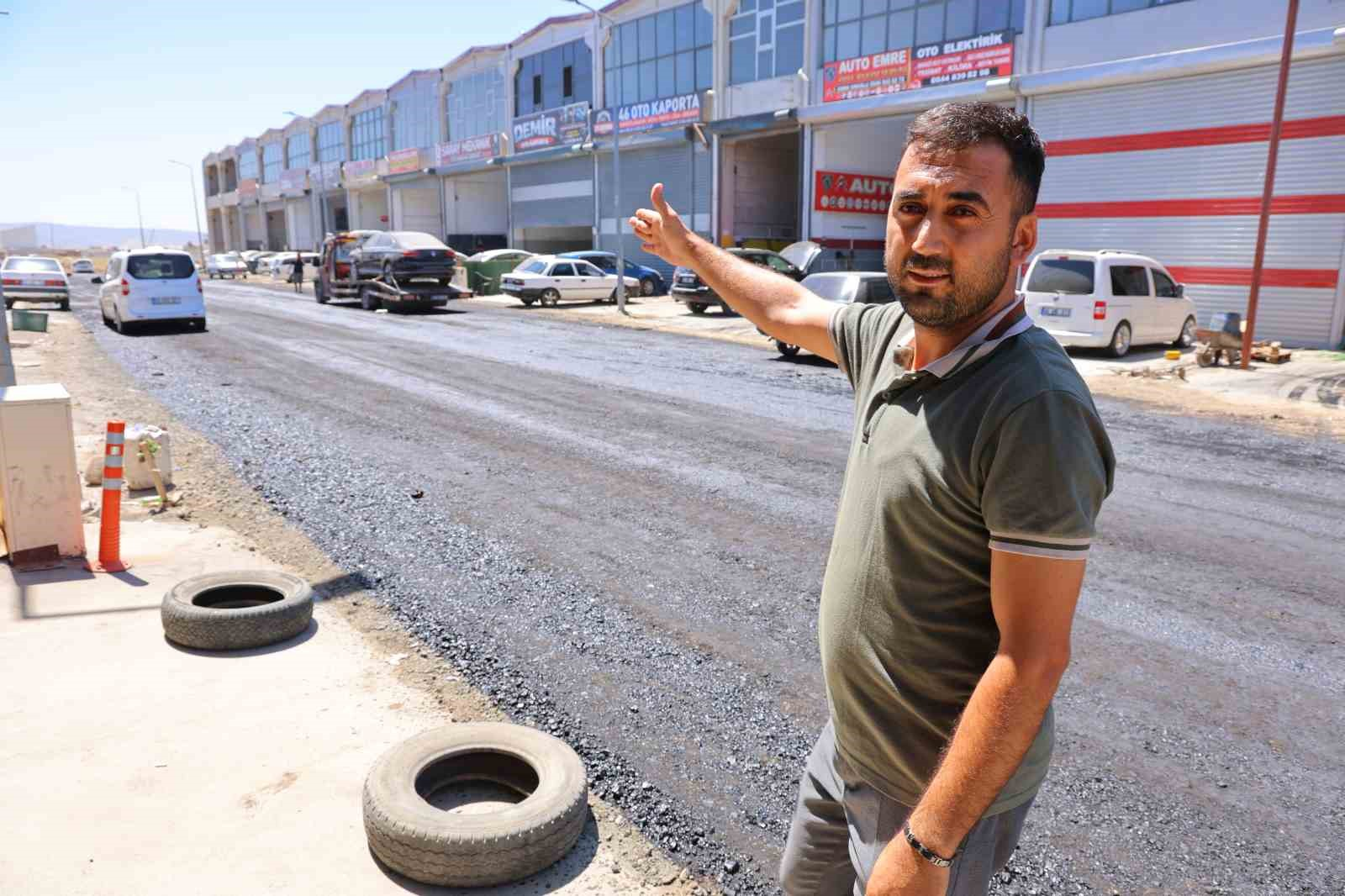 İlçe belediyesinin sorumluluğundaki yollar esnafın mağduriyeti üzerine Kahramanmaraş Büyükşehir Belediyesi tarafından yapılıyor