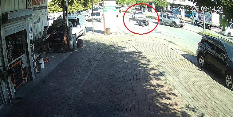 Otomobille çarpıştı, motosikletiyle birlikte metrelerce sürüklendi