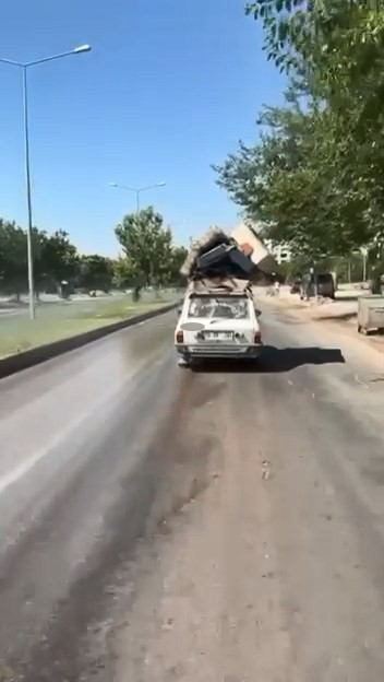Aracının tavanına malzeme bağlayan sürücü, trafiği tehlikeye attı