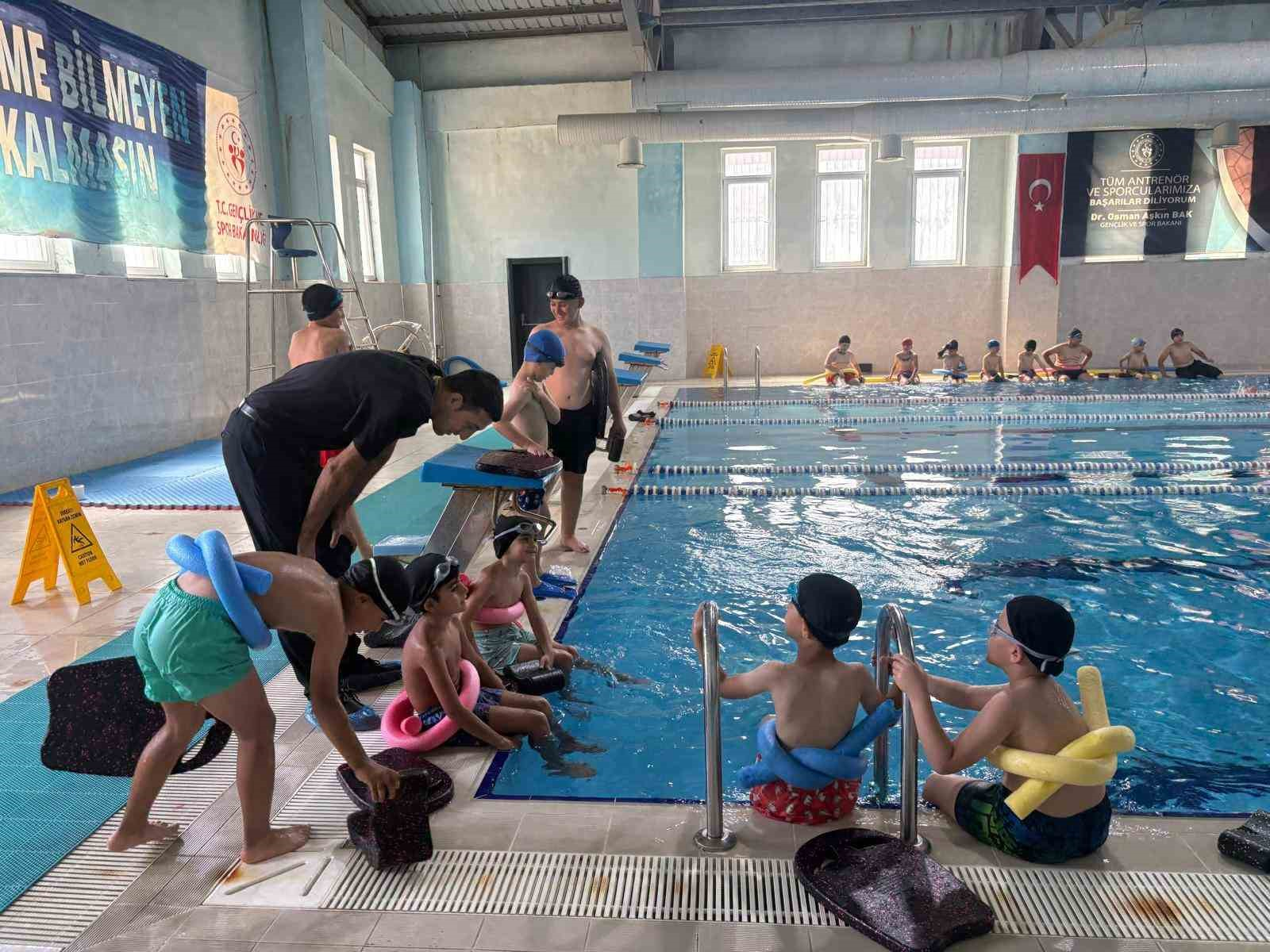 Patnos’ta "Yüzme Bilmeyen Kalmasın" Projesiyle çocuklar yüzme öğreniyor