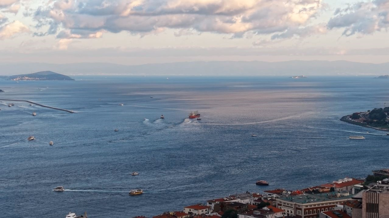 İstanbul Boğazı’nda arızalanan gemi Ahırkapı’ya demirlendi