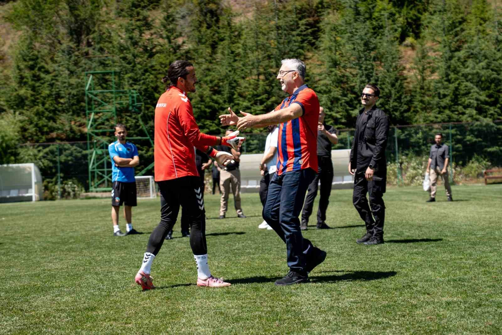 Bakan Işıkhan, Bolu kampındaki Mardin 1969 Spor’u ziyaret etti