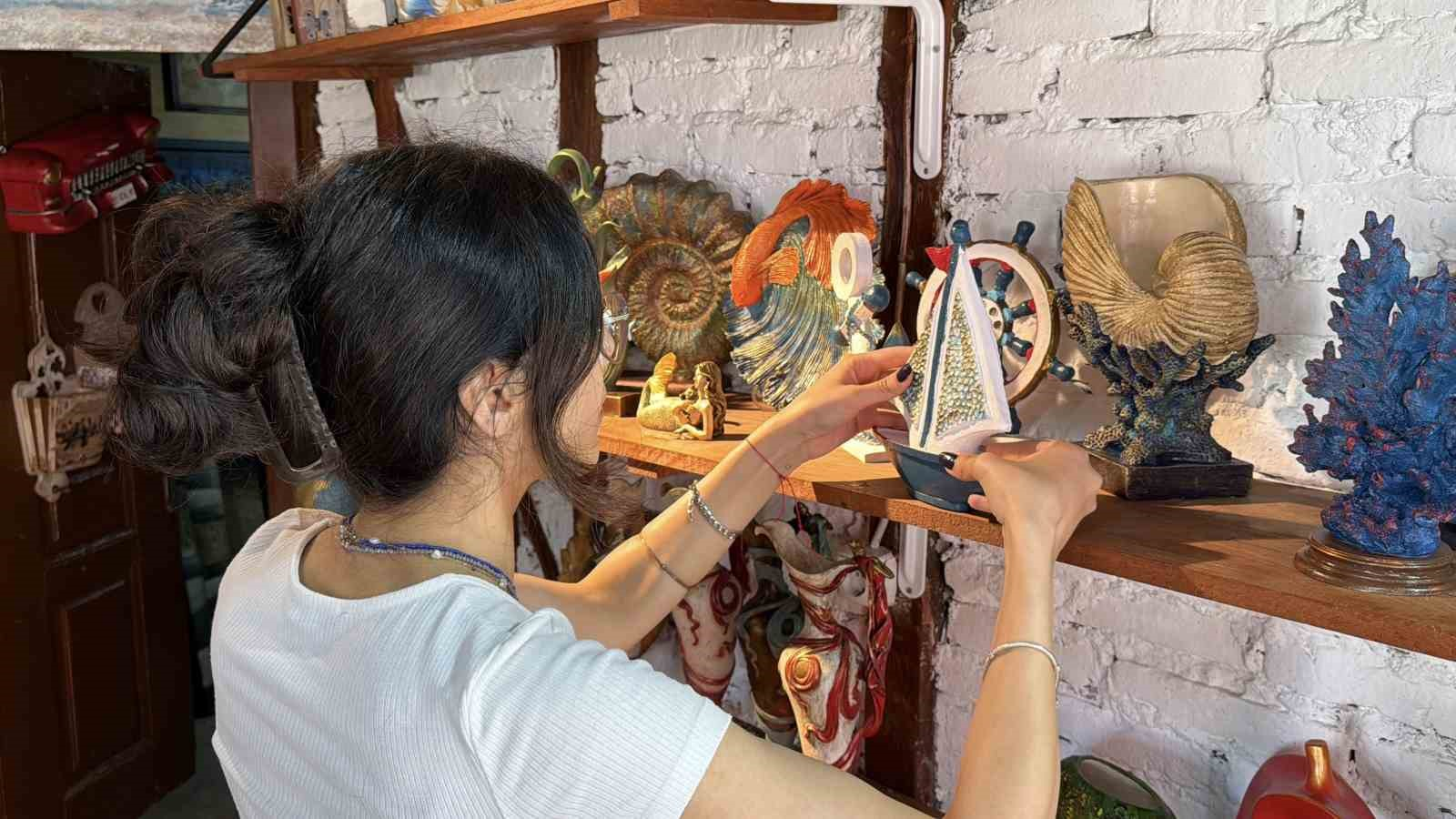 Hobisini mesleğe dönüştürdü, el emeği ile aile bütçesine katlı sağlıyor