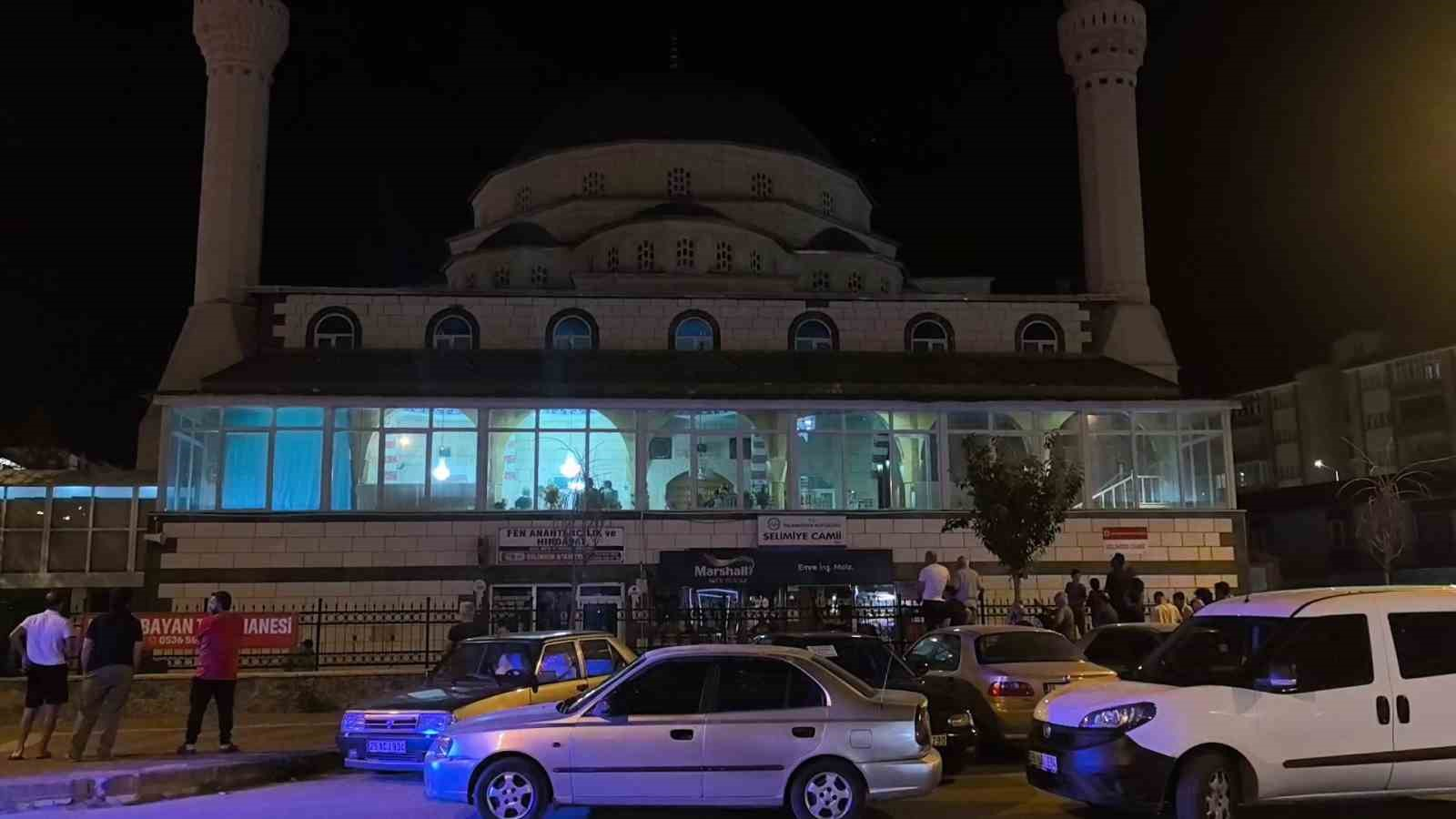 Camide asılı halde bulundu