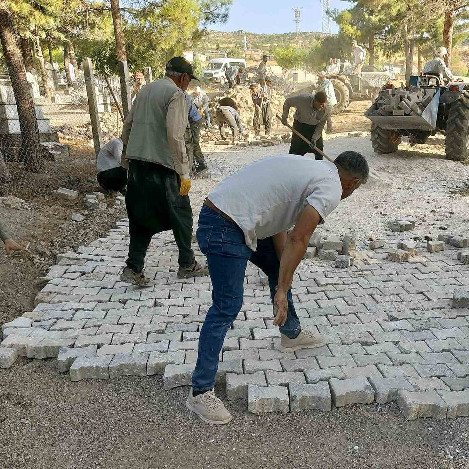Araban’da mahalle mezarlığı imece usulüyle parke taşına kavuştu