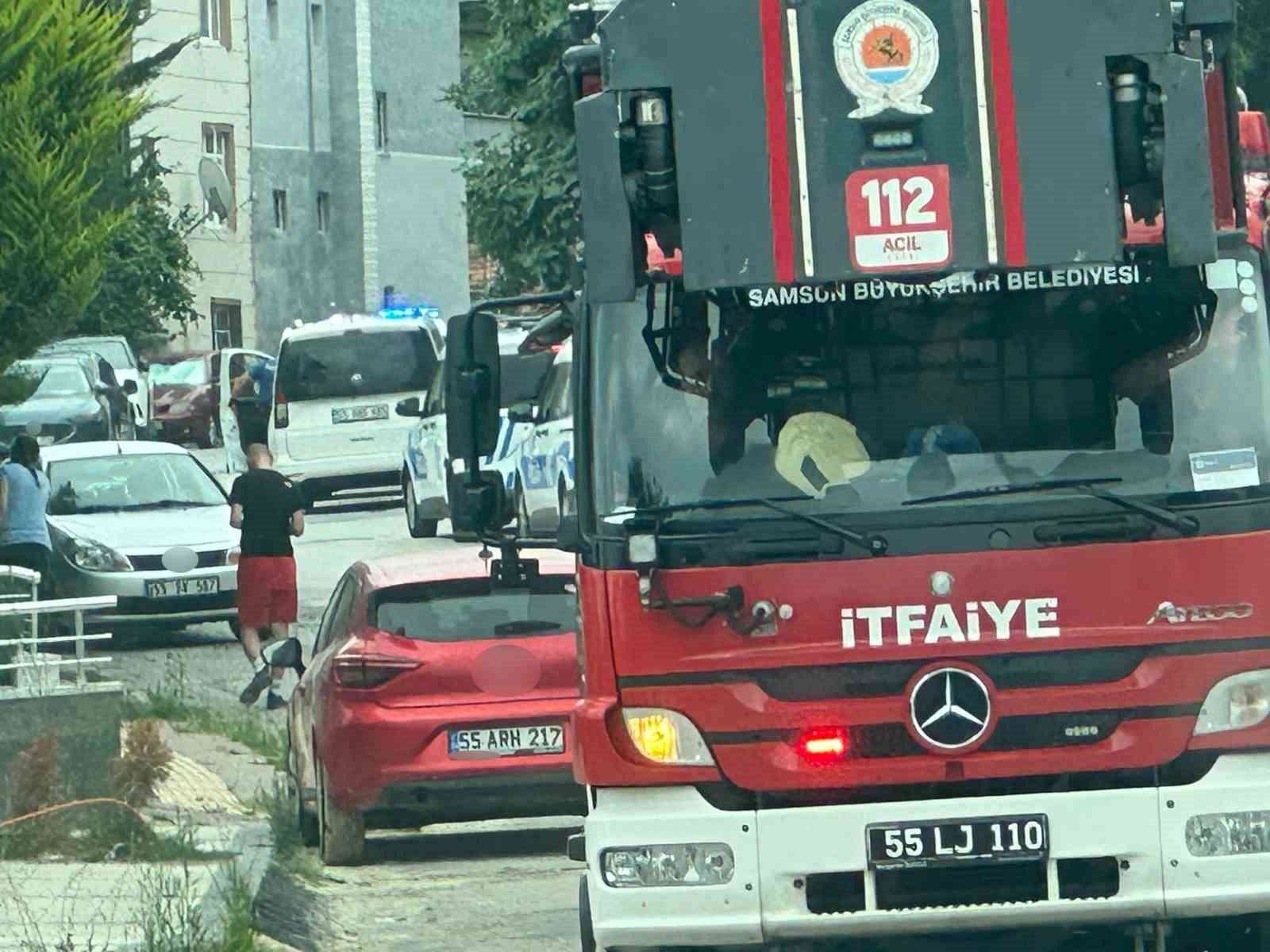 Çatıya çıkan vatandaş, polis tarafından indirildi