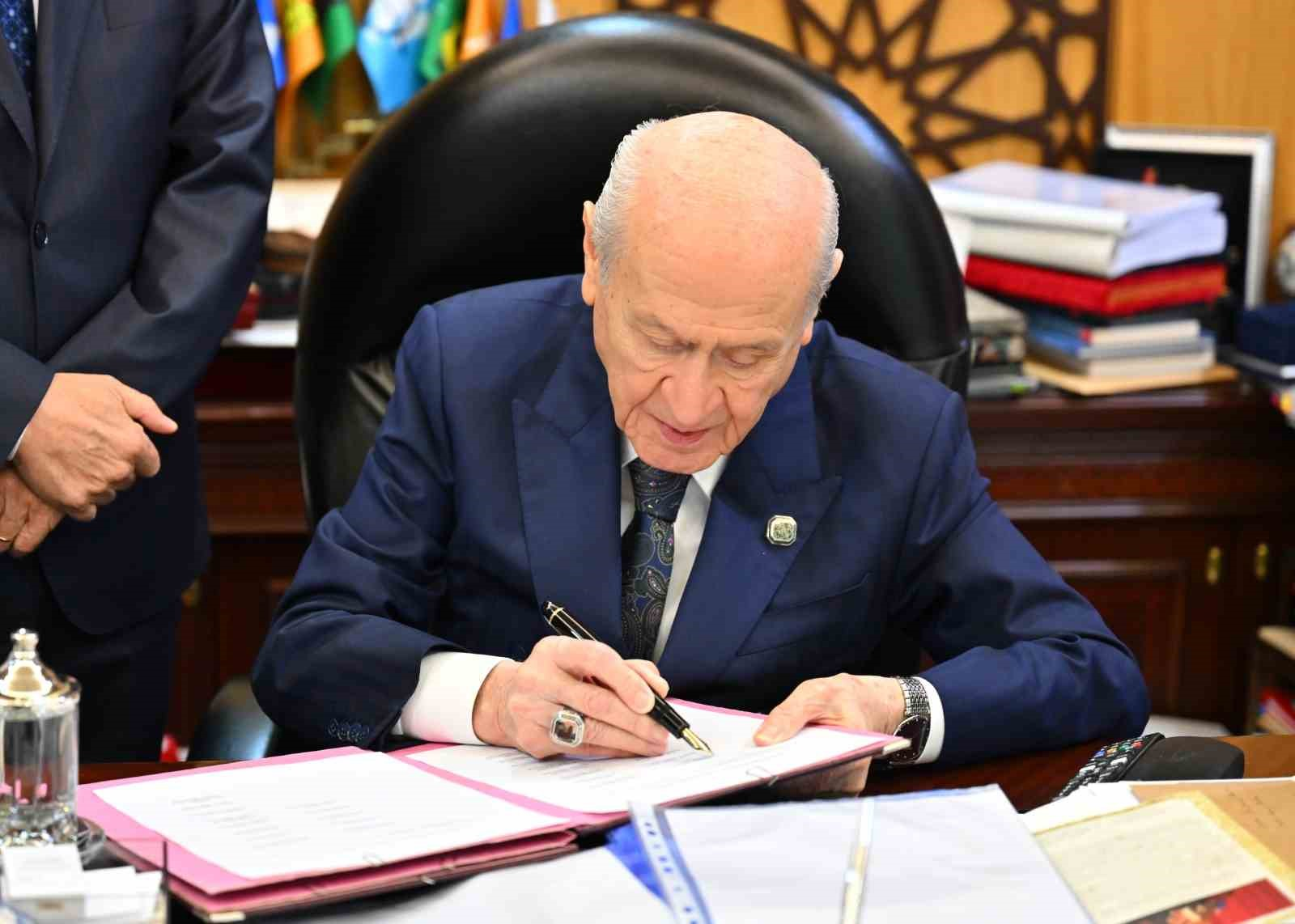 MHP’den Bahçeli’nin "Terörsüz Türkiye" için attığı imzaya vurgu