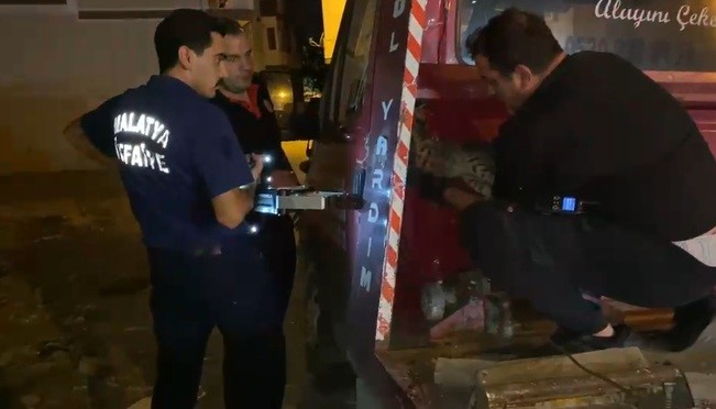 Çekicinin kasasına sıkışan kediyi itfaiye kurtardı