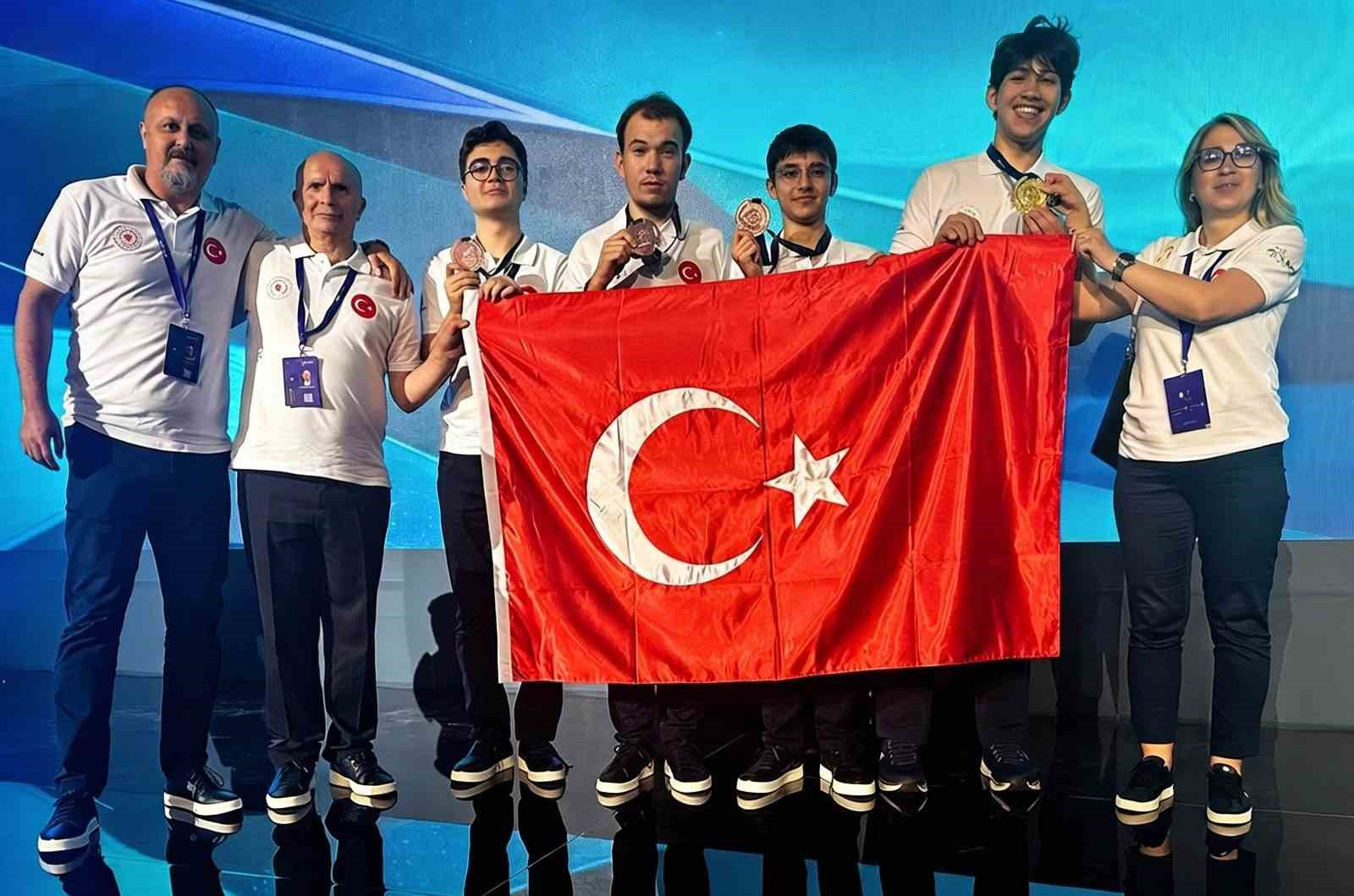 Bakan Bayraktar: "Uluslararası Nükleer Bilim Olimpiyatı’na ilk kez katılan Türkiye, 1 altın ve 3 bronz madalya ile uluslararası arenaya güçlü bir giriş yaptı"