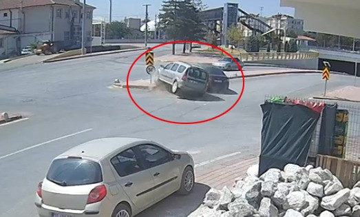 Karaman’da ters yöne giren otomobil kazaya neden oldu