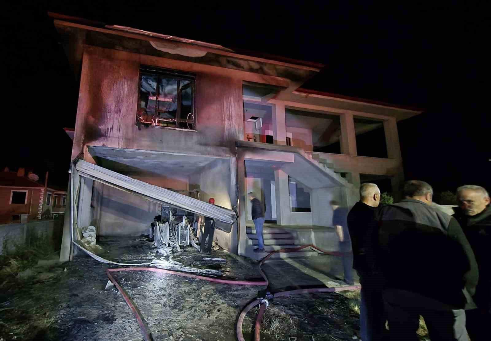 Kulu’da inşaatın garajındaki traktör yandı