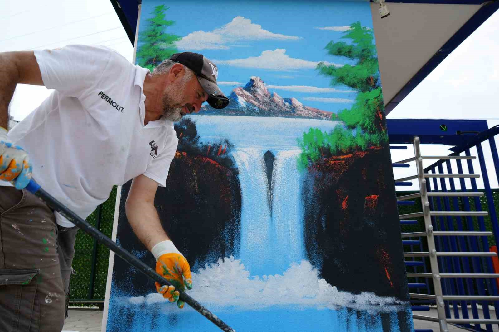 Kocaeli’nin "Bob Ross"u sokakları renklendiriyor