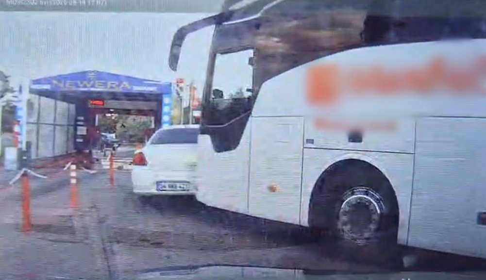 Yolcu otobüsünün çarptığı otomobilin sürüklendiği anlar araç kamerasına yansıdı
