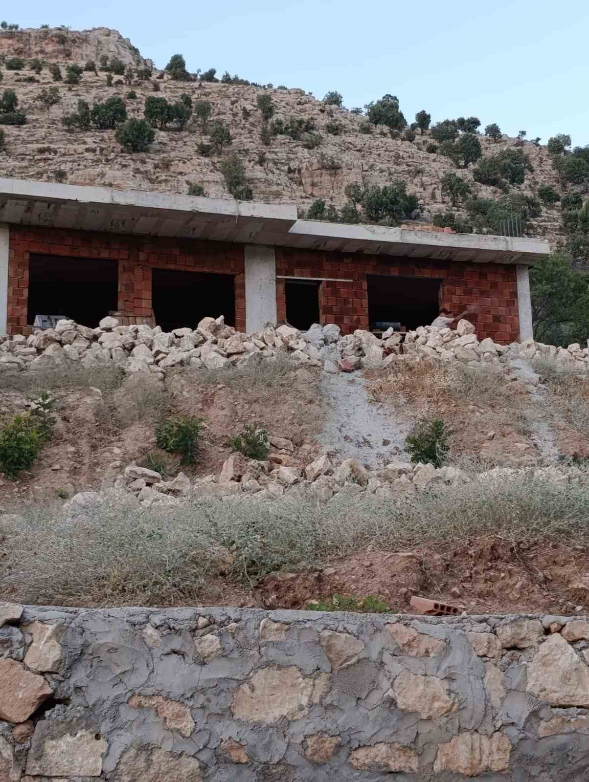 Gercüş’te iskeleden düşen taş ustası ağır yaralandı