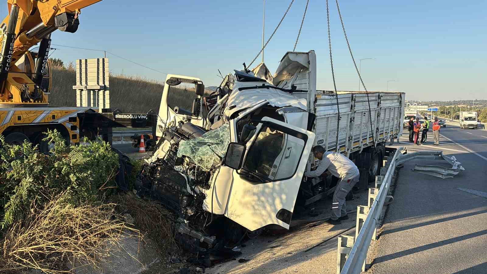 Çanakkale’de kamyon bariyerlere ok gibi saplandı: 2 ölü