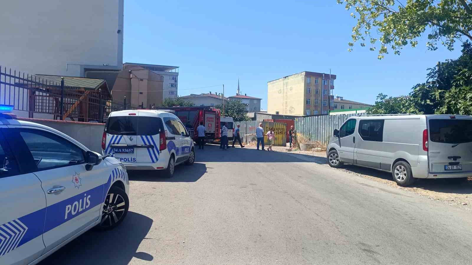Sultanbeyli’de çatıyı kaldırmaya çalışan 2 işçi altında kaldı: 1’i ağır yaralı