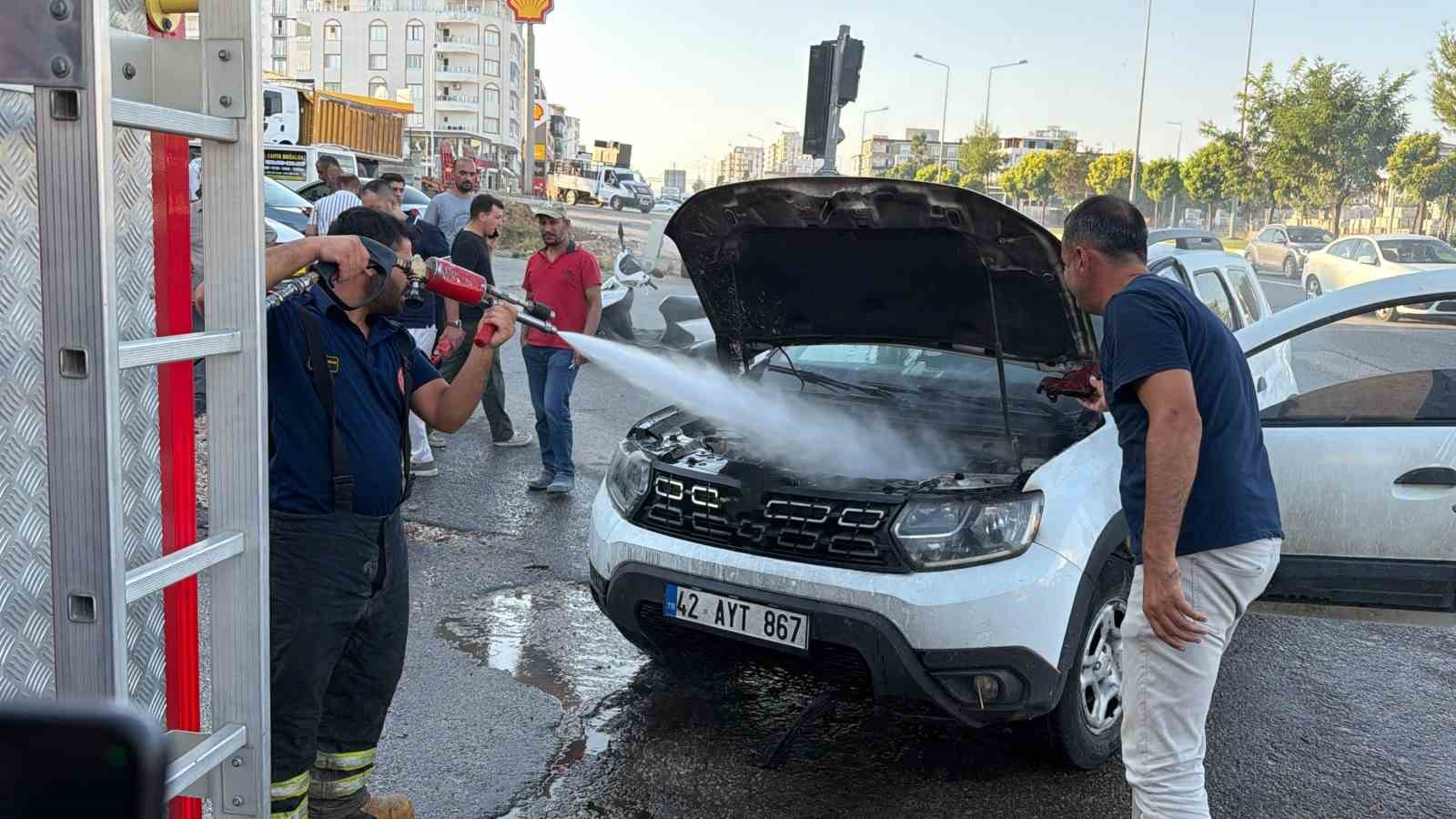 Seyir halindeki araç alev alev yandı