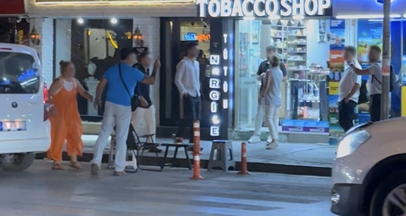 Caddede "Kafanı keserim" diyerek tehdit etti
