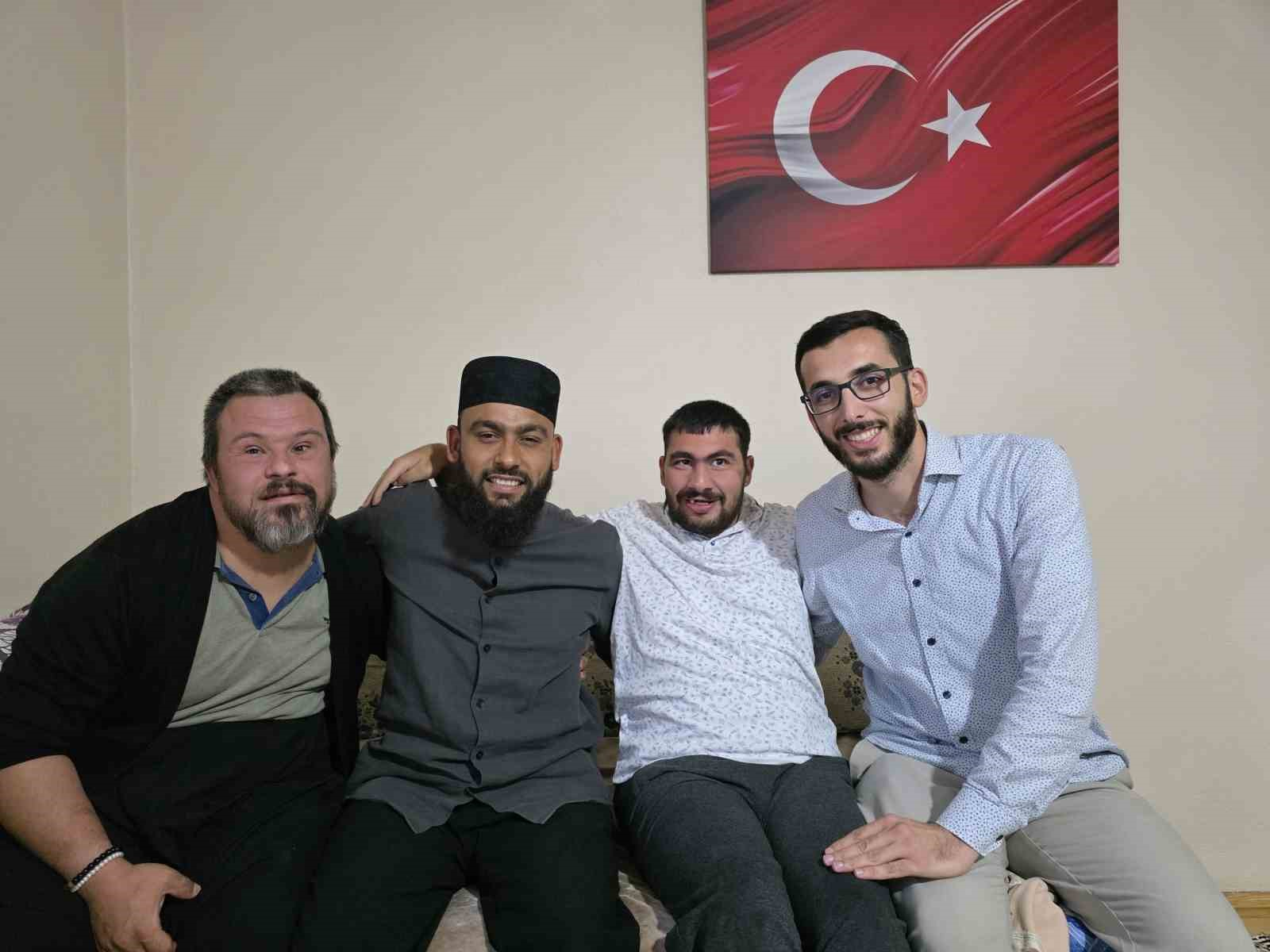 Down sendromlu Savaş’ın ezan sevgisi fenomen Celal Karature’yi Feke’ye getirdi