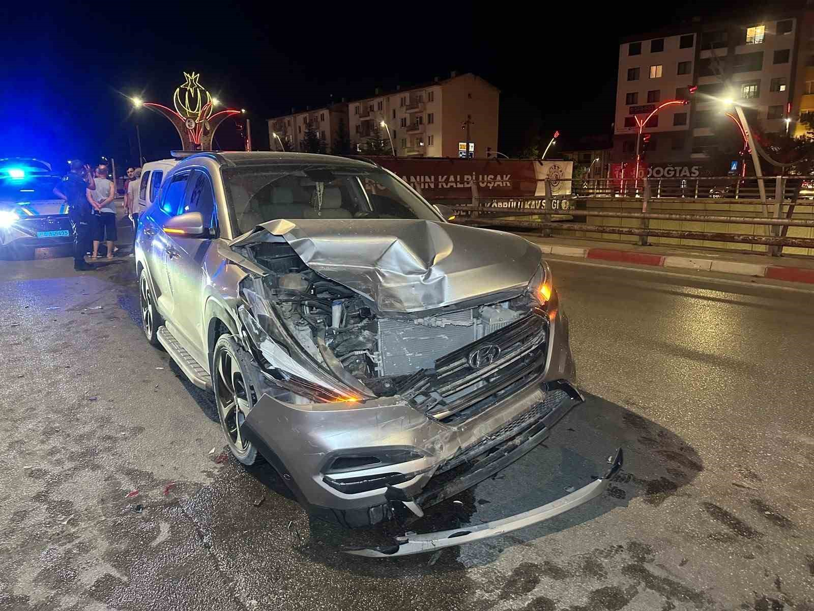 Uşak’ta iki otomobil çarpıştı: 2’si çocuk, 6 yaralı