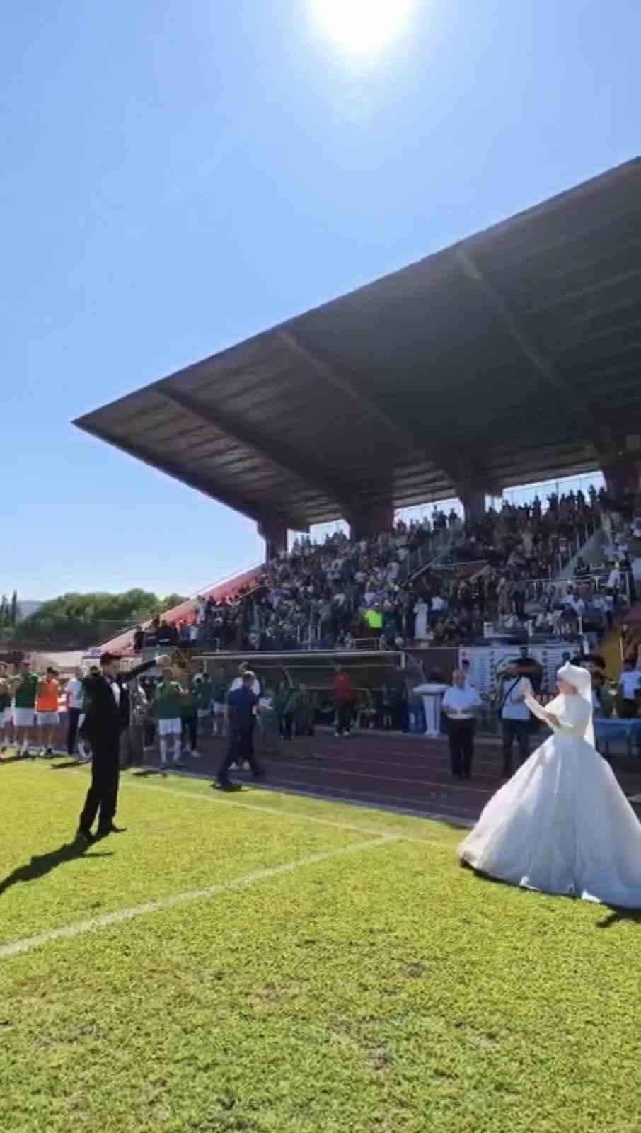 Final maçını gelinlik ve damatlıkla izlediler
