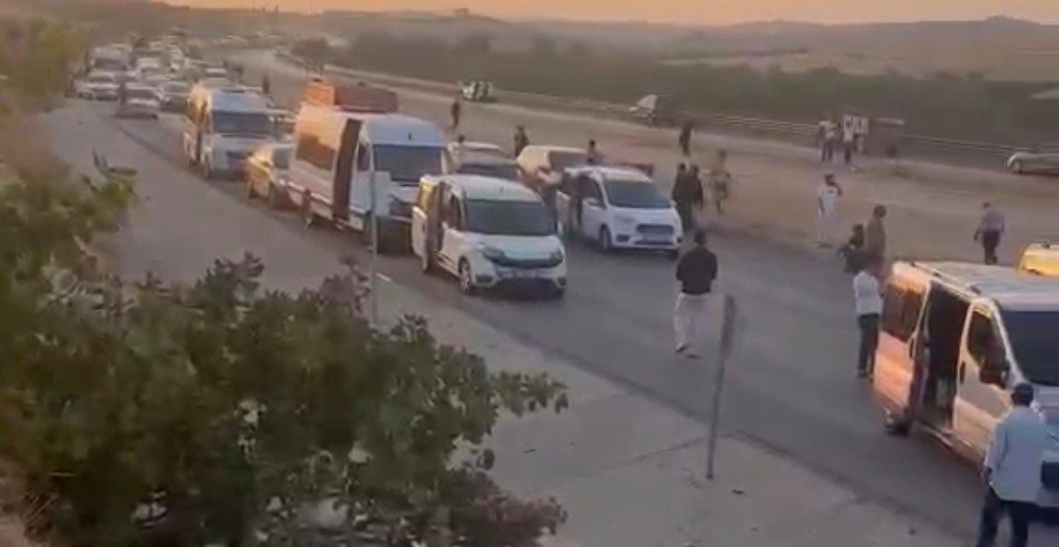 Kazada 3 kişinin hayatını kaybettiği Gaziantep-Nizip kara yolunda eylem