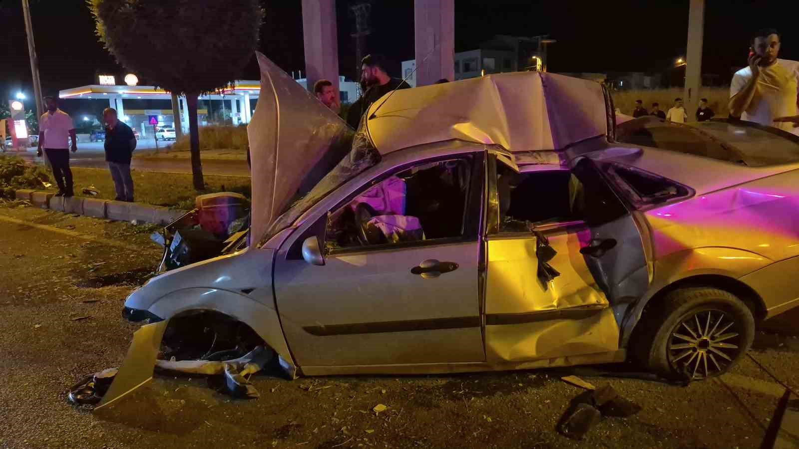 Otomobil direğe çarptı: 4 yaralı