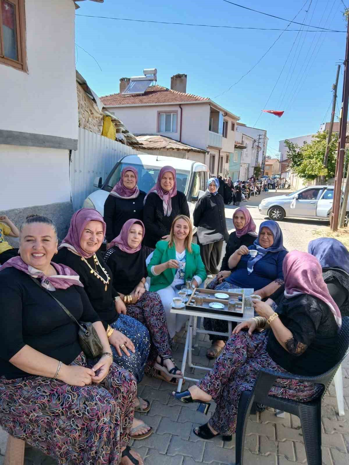 Gelin konvoyunun önünü kesen kadınlar yol ortasında tavla oynayıp, kahve içtiler