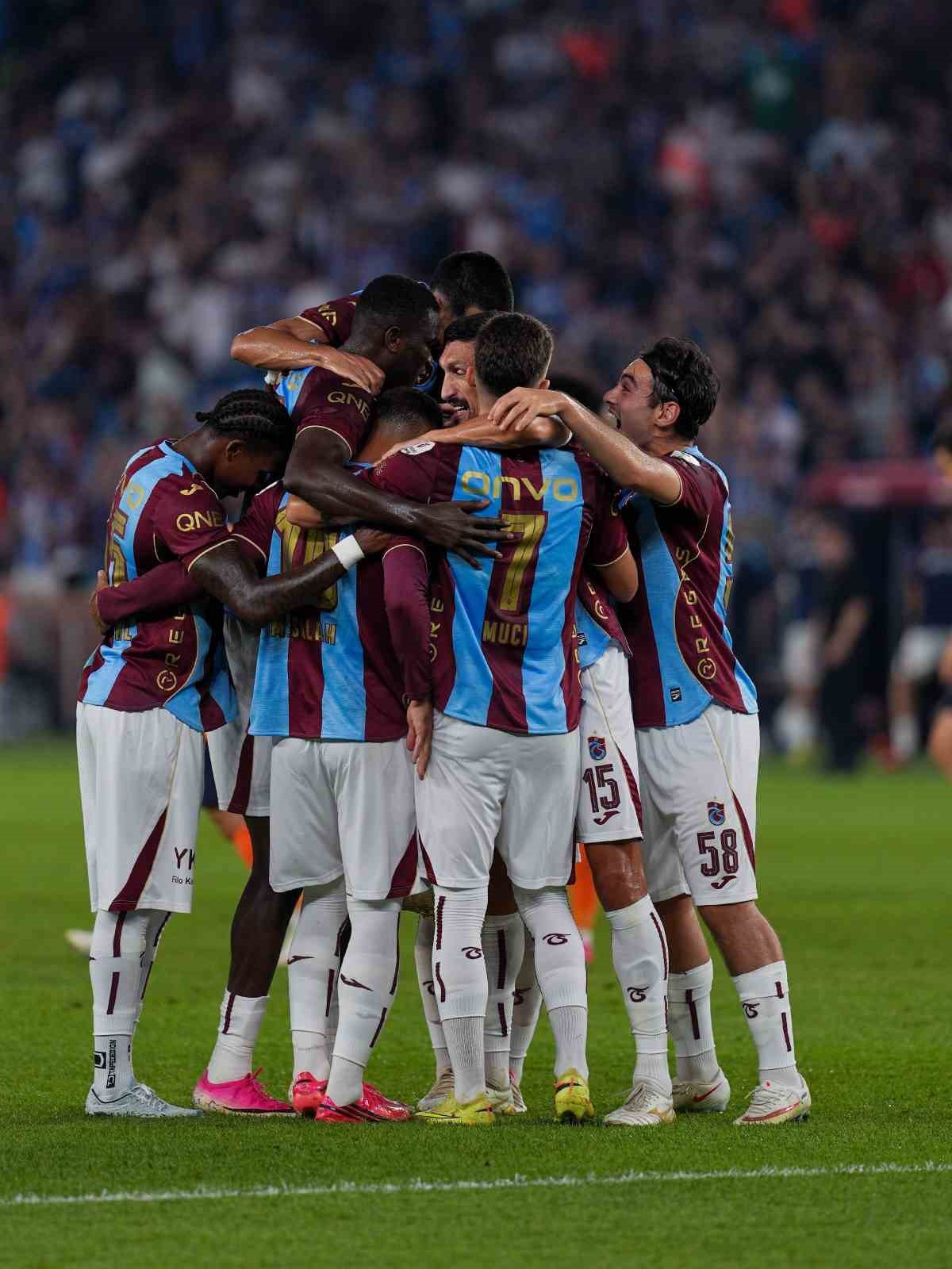 Trendyol Süper Lig: Trabzonspor: 1 - RAMS Başakşehir: 1 (İlk yarı)