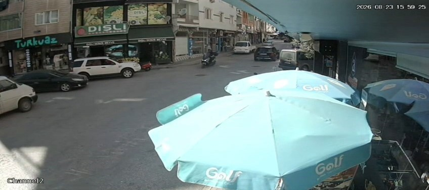 Kavşakta otomobilin motosiklete çarptığı kaza kamerada: 1 yaralı
