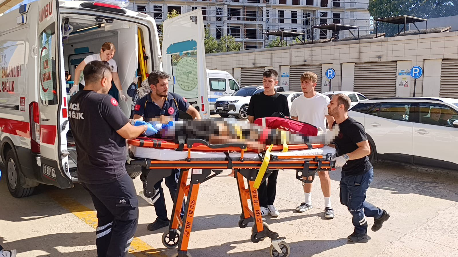Devrilen traktörün altında kalan sürücü hayatını kaybetti