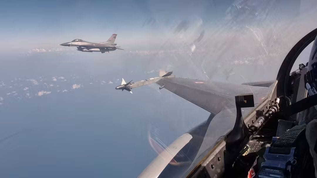 F-16 savaş uçaklarından Karadeniz’de eğitim uçuşu