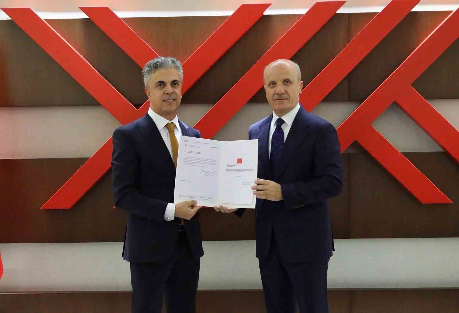 Rektör Kuyrukluyıldız mazbatasını YÖK Başkanı Özvar’dan aldı