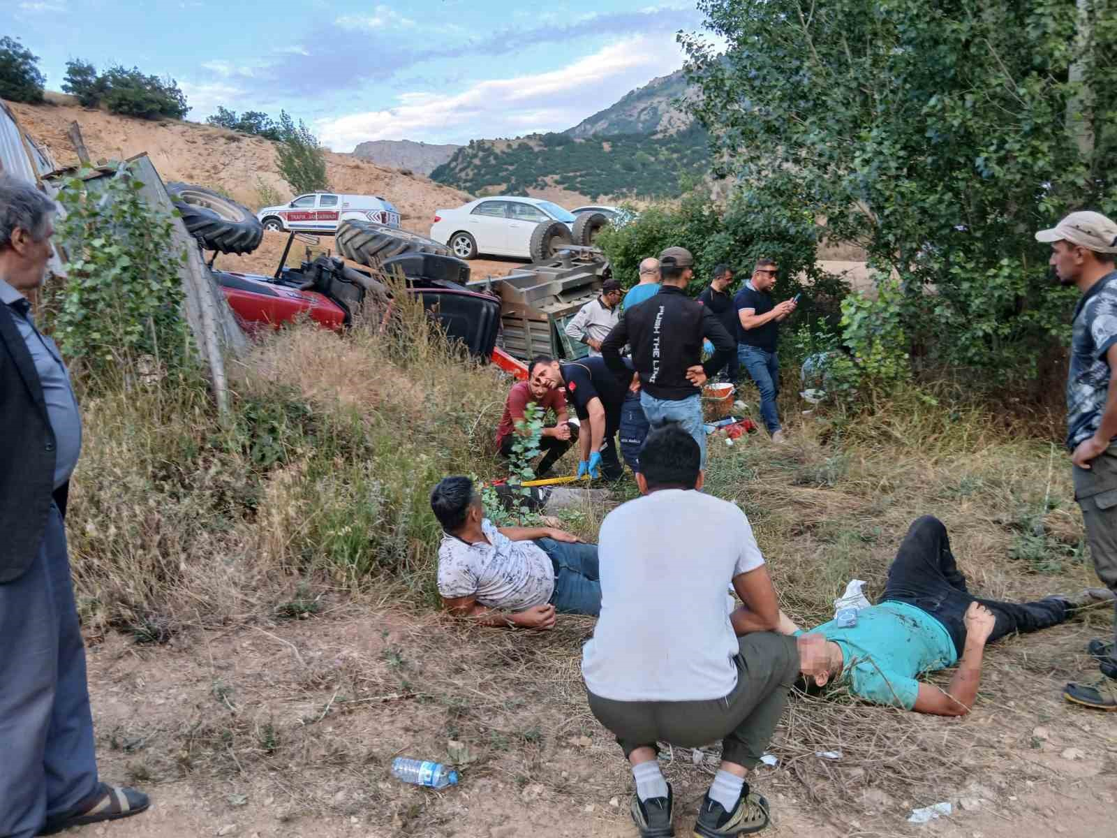 Sivas’ta traktör şarampole devrildi: 4 yaralı
