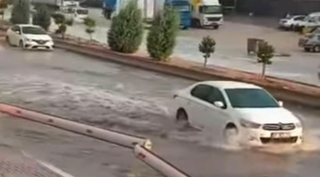 Gaziantep’te sağanak yağış cadde ve sokakları göle çevirdi