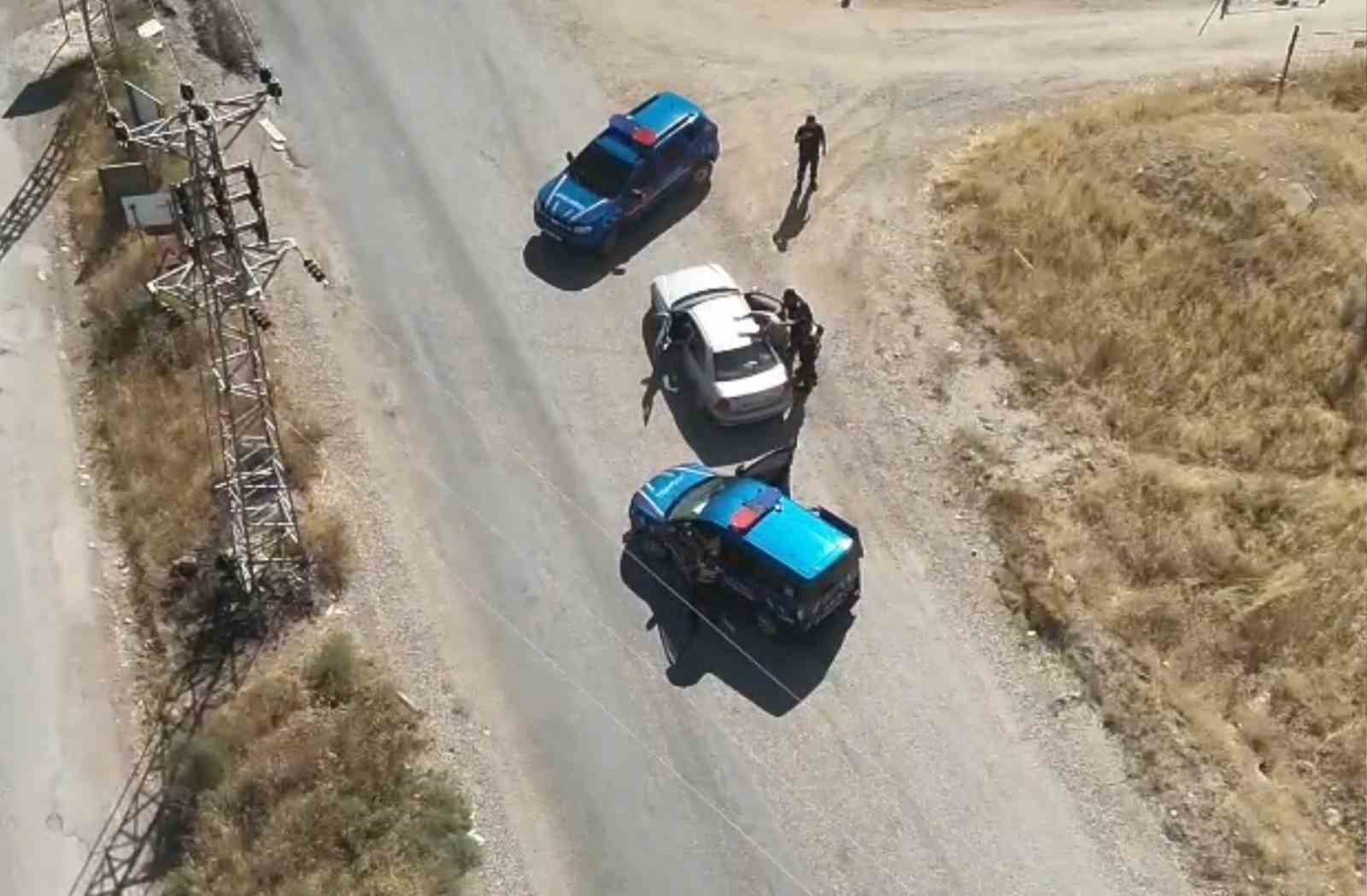 30 yıl hapis cezasıyla aranıyordu: Jandarma havadan izledi, karadan kıskıvrak yakaladı