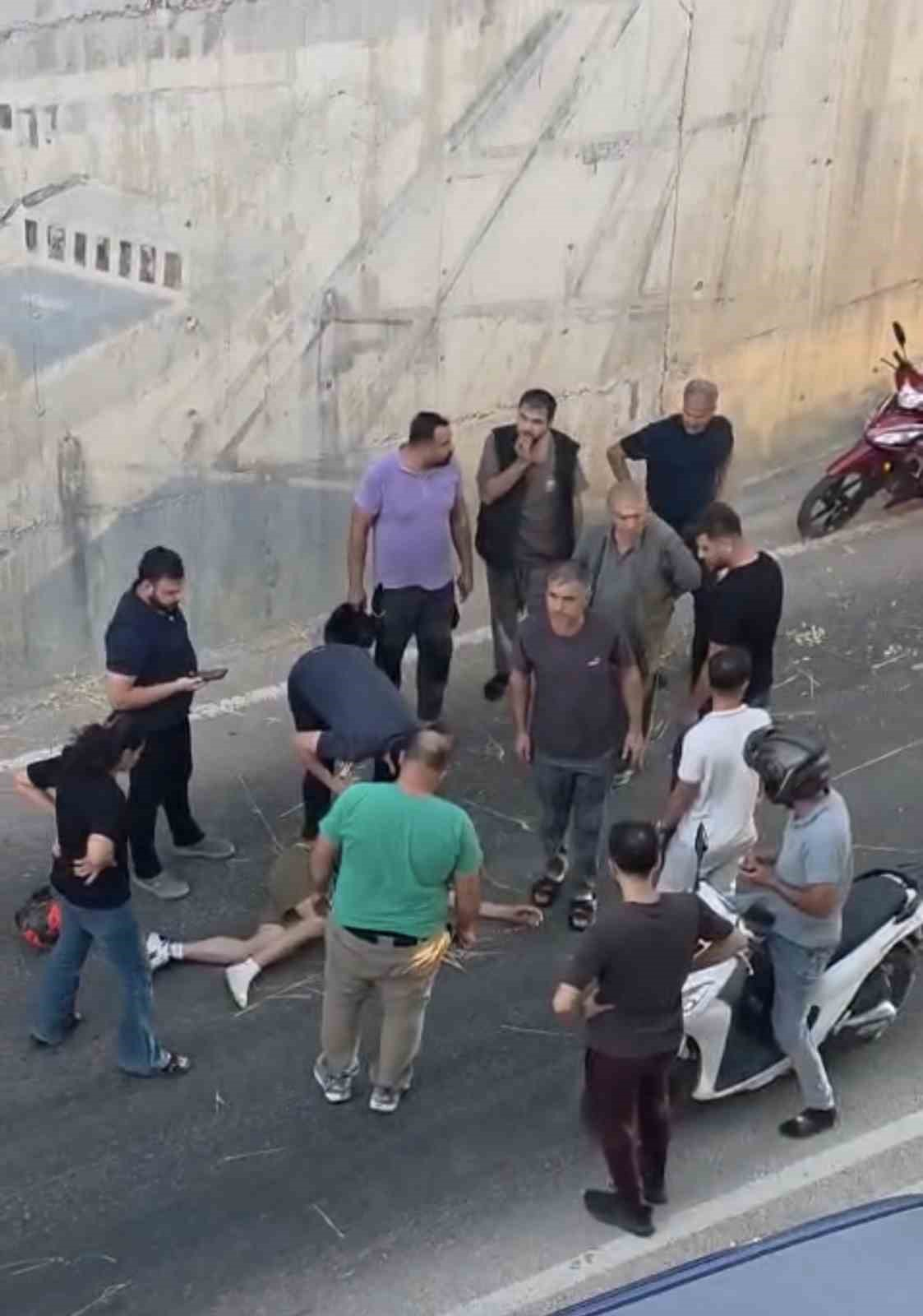 Motosikletletten fırlayarak alt geçide düştü