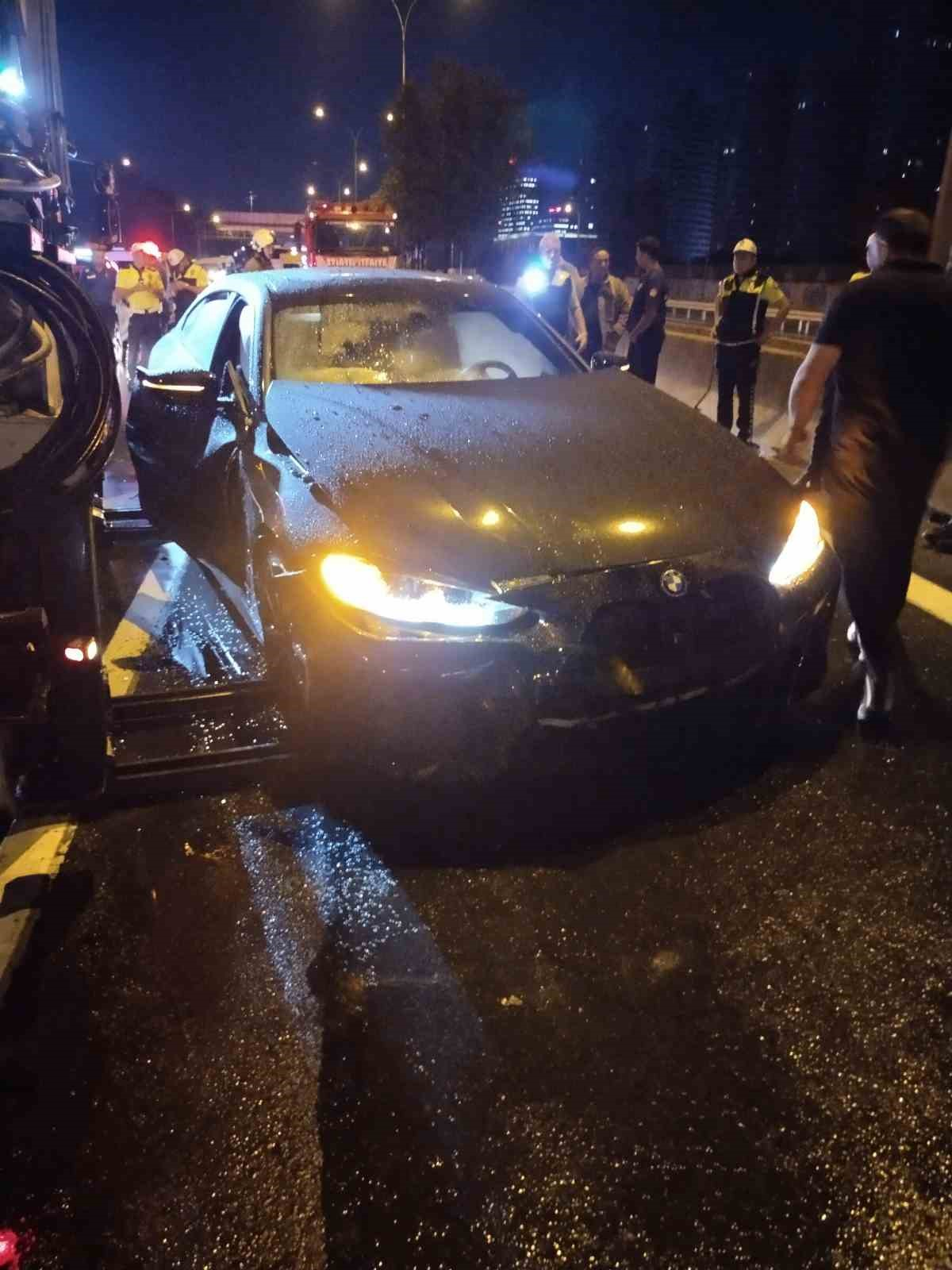 Üsküdar’da üç aracın karıştığı zincirleme trafik kazasında 4 kişi yaralandı.