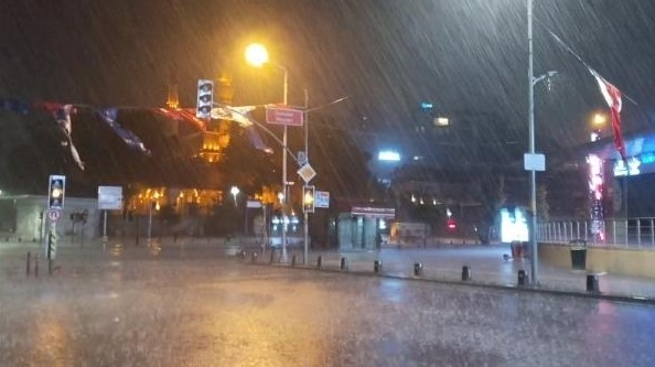 İstanbul’da gece saatlerinde aniden bastıran sağanak etkili oldu